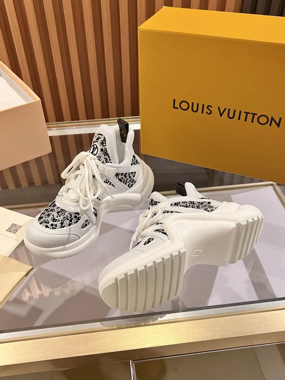 👟👟Ex-factory price 800👟👟 2025 new LV fancy black and white diamond model, high-end and elegant, showing long legs, casual sports dad shoes with heel height of about 5.5cm, 35-41
